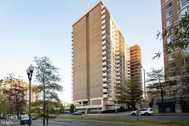 Building Photo - 3800 Fairfax Dr