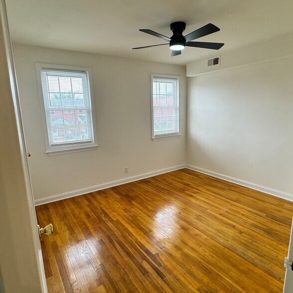 Building Photo - 1548 Aldeney Ave