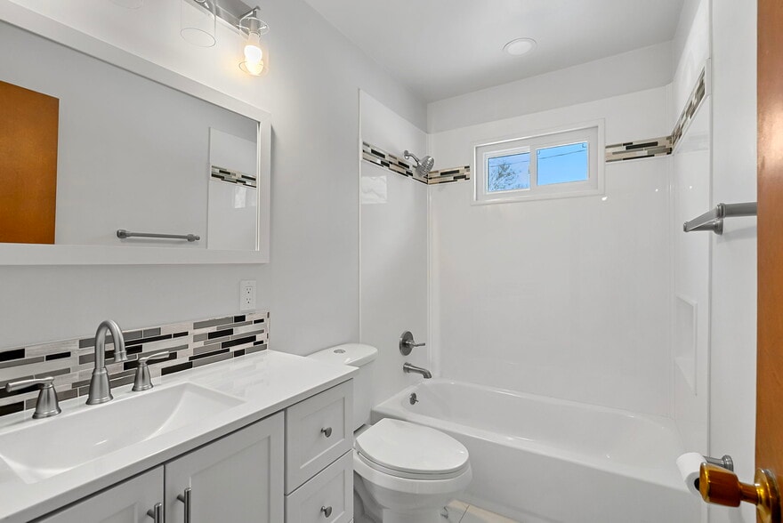 Building Photo - 906 E 84th St