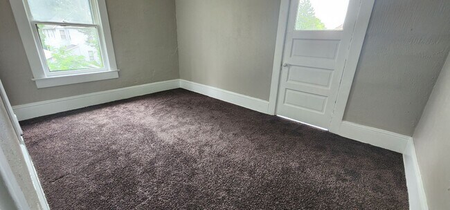 Building Photo - 4 Bedroom 1 Bathroom Triplex