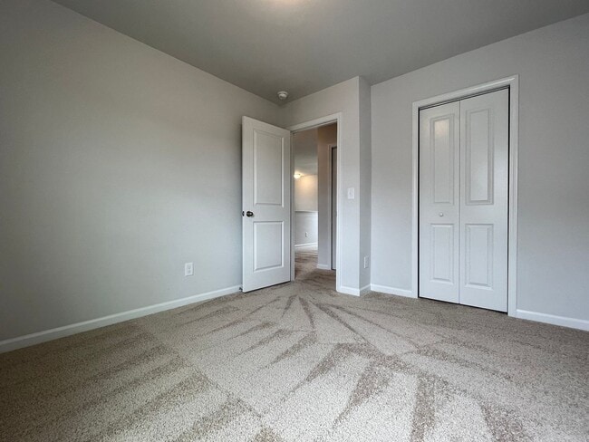 Building Photo - Nice on New Home Place