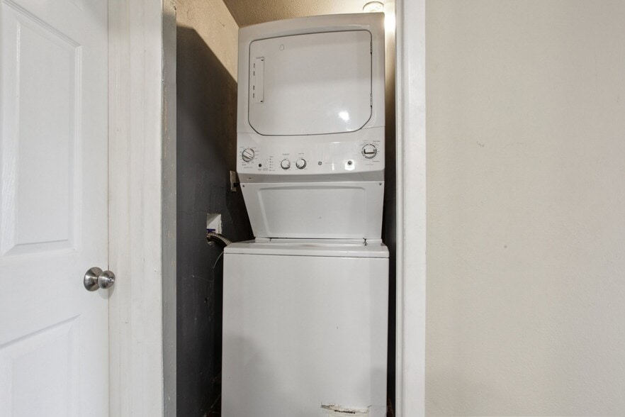 Building Photo - 2625 Newport St