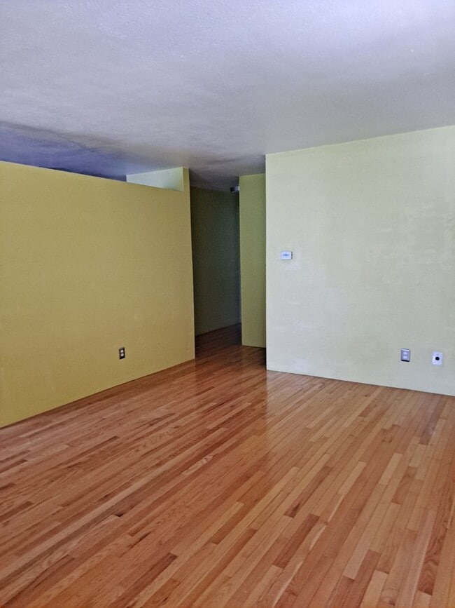 Building Photo - ALL PROSPECTIVE TENANTS MUST SUBMIT A $58 NON-REFUNDABLE APPLICATION FEE PER APPLICANT ONLINE AND...