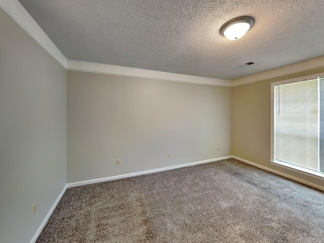 Building Photo - 5863 Pipers Green Ln