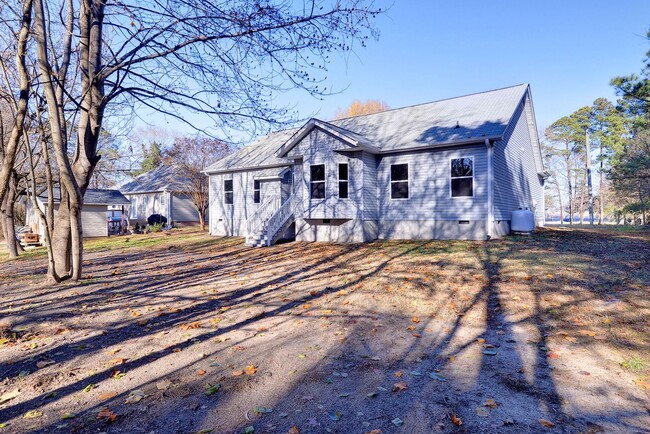 Building Photo - Rancher with backyard views