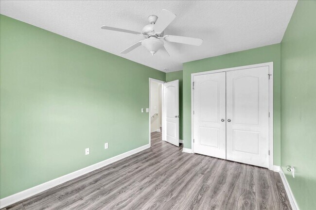 Building Photo - Spacious 4 Bed, 2.5 Bath in White Oak