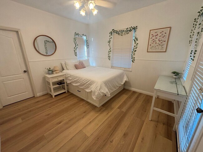 Building Photo - Stunning 5-Bedroom Pool Home with Private ...