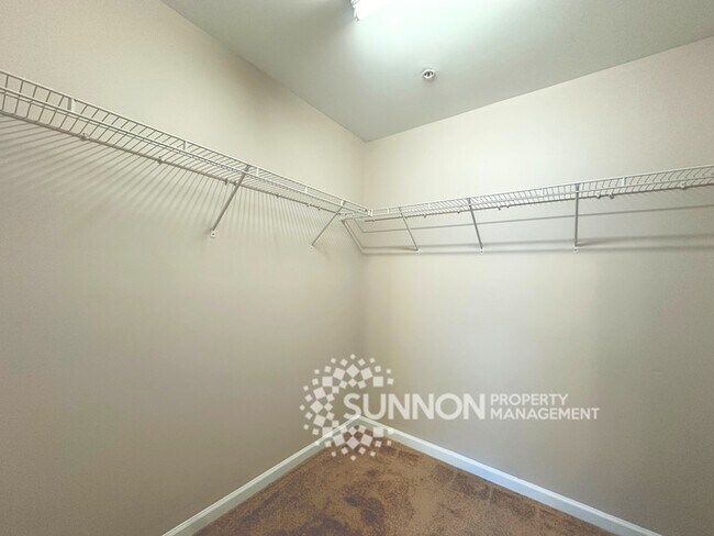 Building Photo - 3 Bedroom 2.5 Bathroom Townhome Near University Area