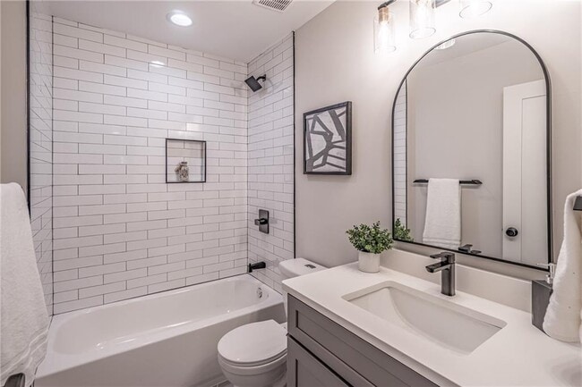 Building Photo - 605 Blake Ave SE