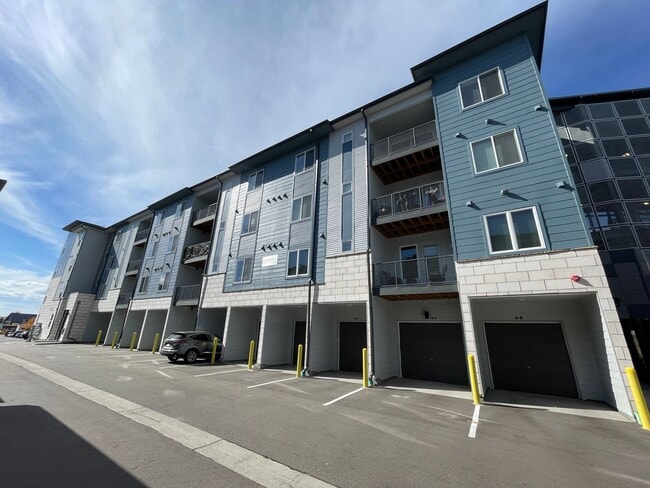 Building Photo - Newly Built Move-in Ready Modern Condo!
