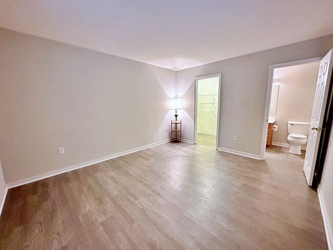 Building Photo - 4 Bedroom Townhouse Near Chesterfield Cour...