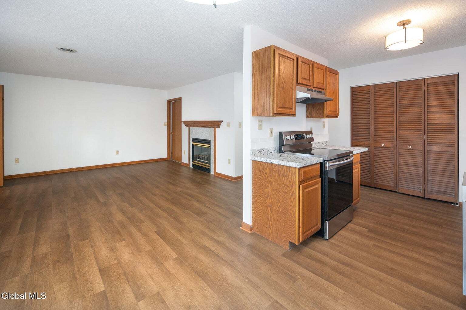 Building Photo - 1911 Cambridge Manor Dr