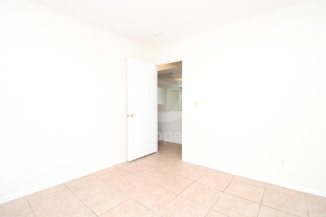 Building Photo - 667 W Jardin Dr