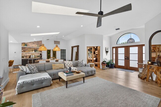 Building Photo - 12897 La Rochelle Cir
