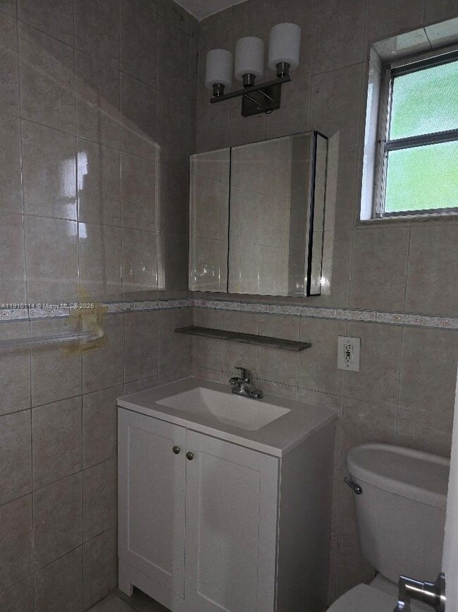 Building Photo - 305 N 61st Ave