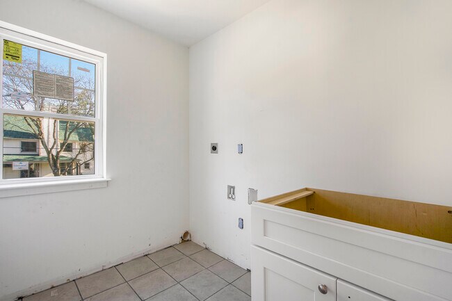 Building Photo - 624 Spring