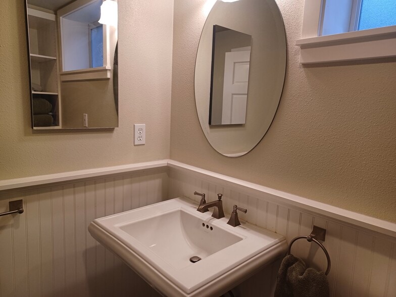 Basement bath - 4719 SW Findlay St