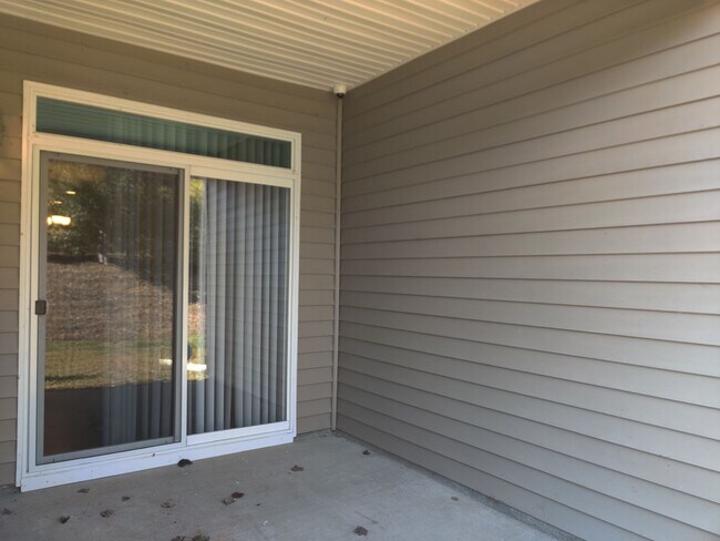 Building Photo - 4 Bedroom, 2.5 Bath Townhome in Savannah Townhomes