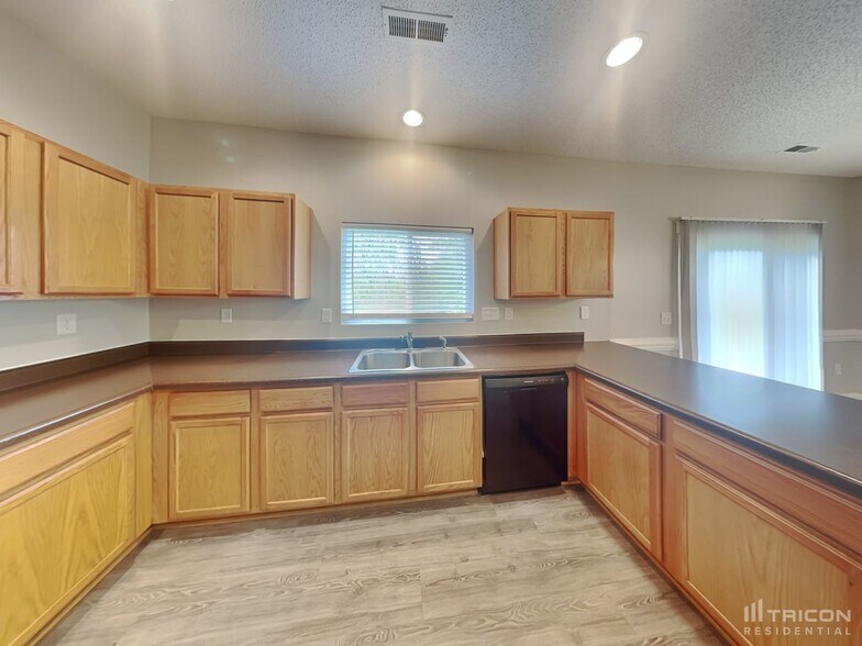 Building Photo - 4744 Abercromby St