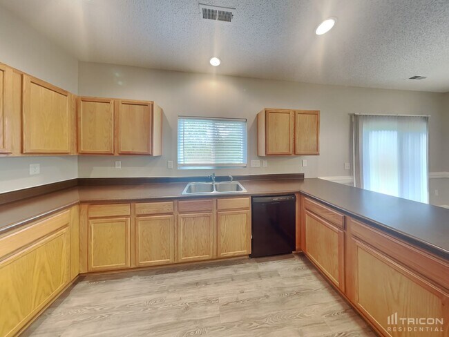 Building Photo - 4744 Abercromby St