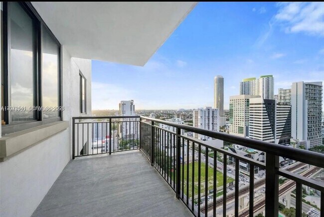 Building Photo - 999 SW 1st Ave