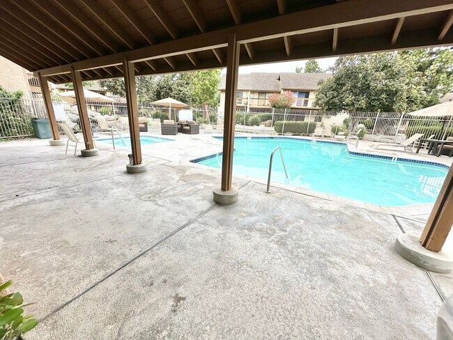 Building Photo - PET FRIENDLY One Bedroom Condo in a Peacef...