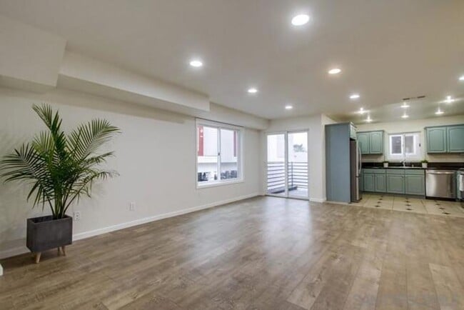 Building Photo - 2 Bed, 1.5 Bath Stunning, Gated Tri-Level ...