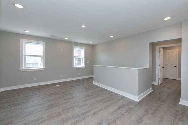 Building Photo - Beautiful Gut Renovated 2 Bed/1 Bath Top F...
