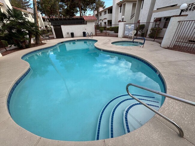 Building Photo - Gorgeous condo is a spacious 2Bed/2Bath un...