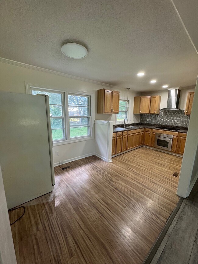 Building Photo - 1104 Elmgrove Ave