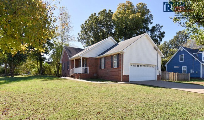 Building Photo - Great brick 3BD home near MTSU, attached 2 car garage & fenced-in back yard!