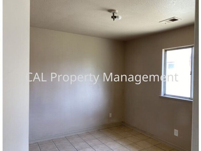 Building Photo - Three bedroom house in King City, CA