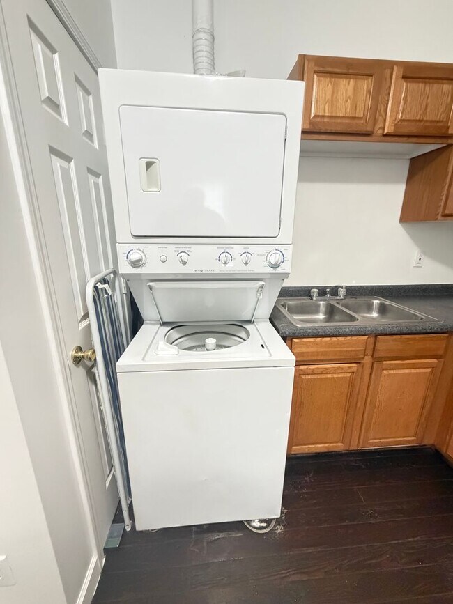 Building Photo - Charming One Bed & One Bath Duplex Unit!