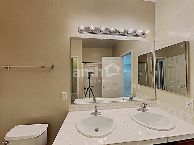 Building Photo - 850 W Vineyard Plains Dr