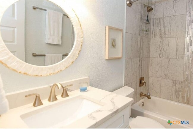 Building Photo - 104 Cove E