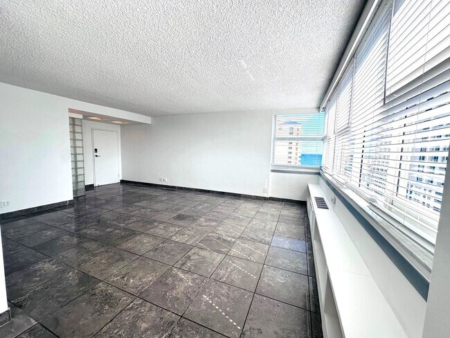 Building Photo - 1 Bedroom 1 Bath Ocean View Condo - Steps from Fort Lauderdale Beach!