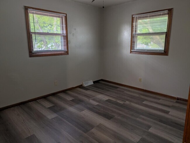 Building Photo - 9402 W Silver Spring Dr