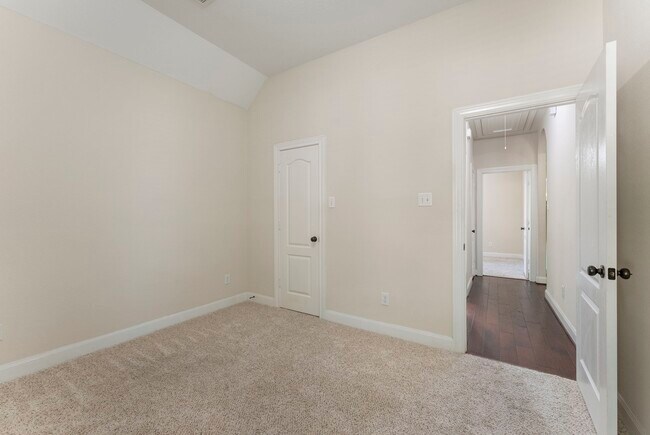 Building Photo - 102 Buck Trail Pl