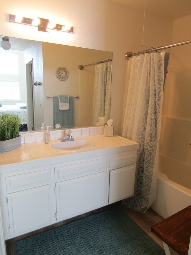 Building Photo - Gorgeous 1 Bed, 1 Bath Updated Condo in Sh...