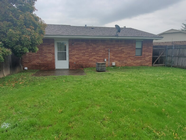 Building Photo - 2205 S Cedar Loop