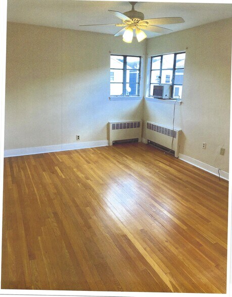 LARGE BEDROOM - 95 W 49th St