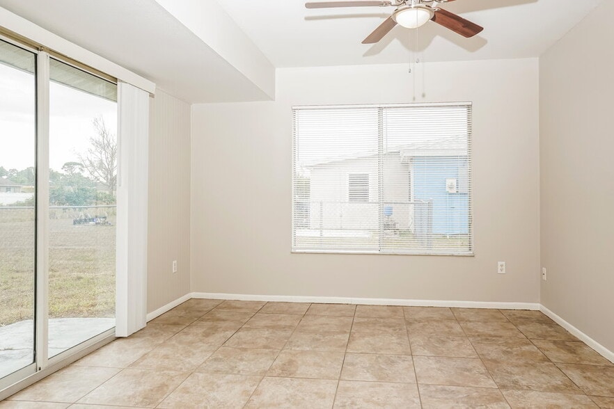 Building Photo - 2396 Roxbury Cir