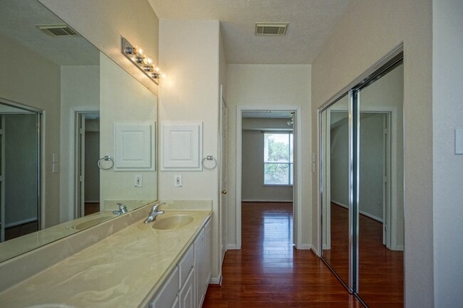 Building Photo - 918 Featherbrook Ct