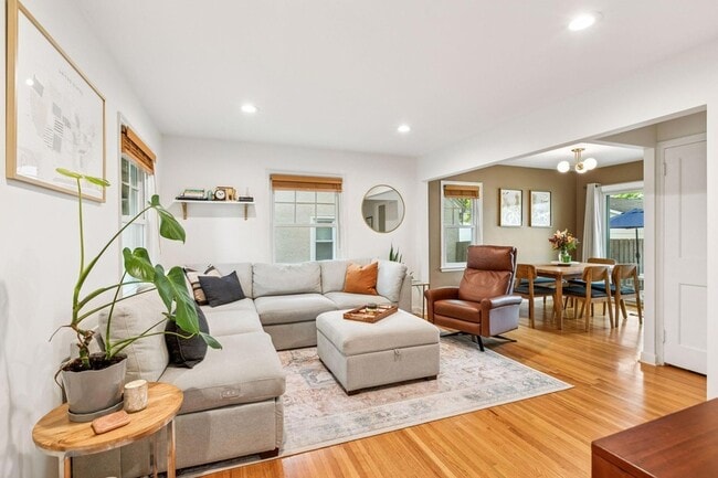 Building Photo - 3040 Hampshire Ave S