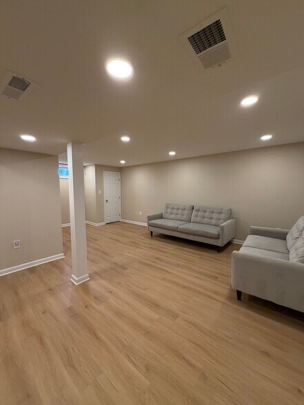 Building Photo - 6524 Greenleaf St