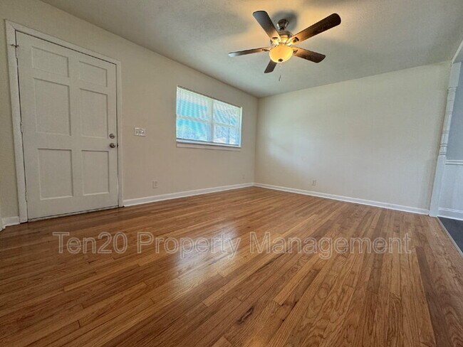 Building Photo - 302 26th St