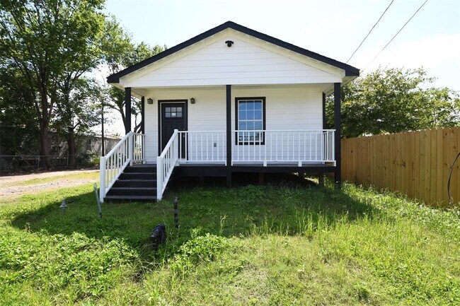 Primary Photo - 1419 E Victorson Ave