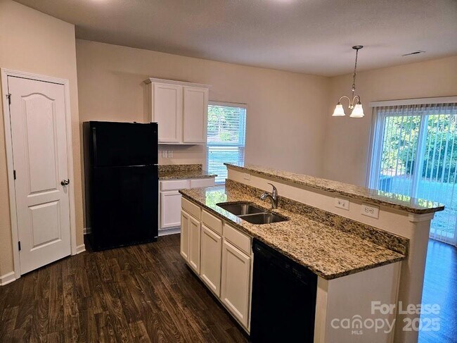 Building Photo - 8119 Paw Club Dr