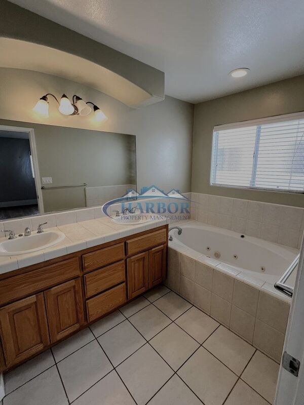 Building Photo - 2405 Vanderbilt Ln