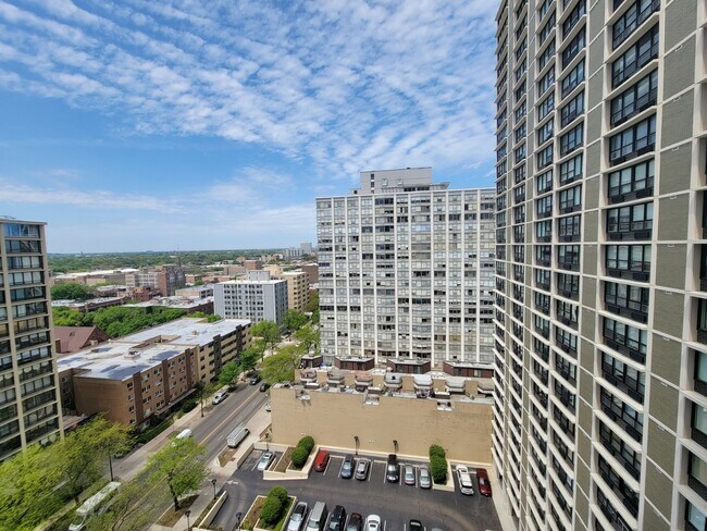 Building Photo - 5701 N Sheridan Rd